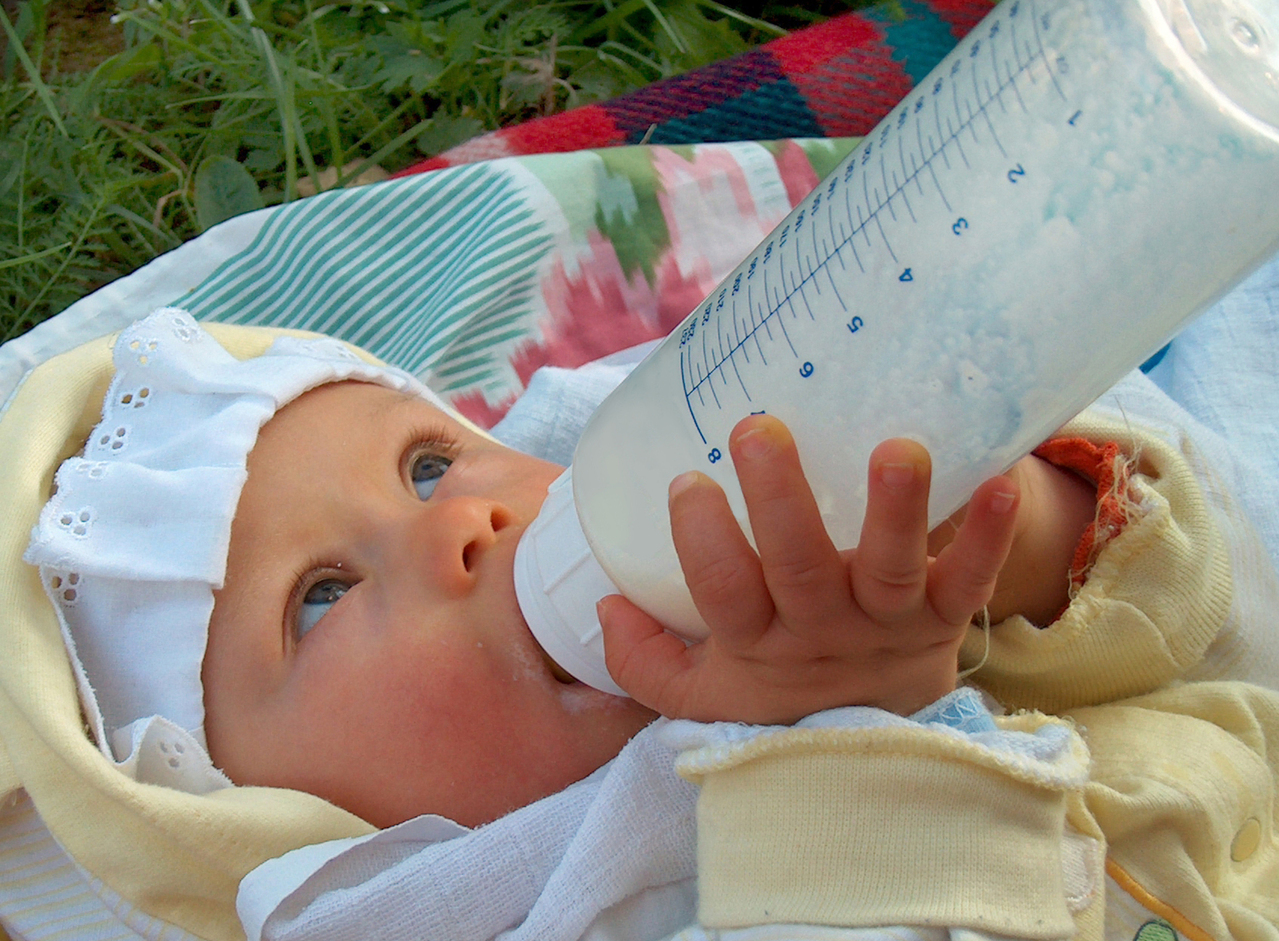 newborn-drinking-milk-1322787-1279x940 newborn-drinking-milk-1322787-1279x940